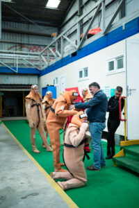 Enfilage combinaison de survie